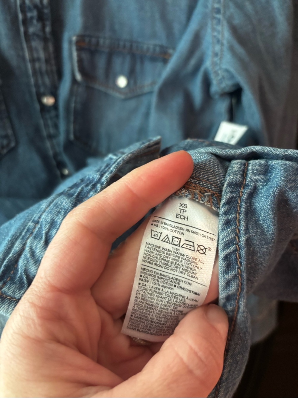 NWT Old Navy Button Snap 90's Mom Chambray Shirt - Picture 4 of 9